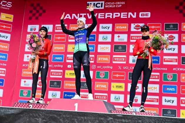 UCI Cyclocross World Cup 2025-2026 Antwerpen ANTWERPEN, BELGIUM - DECEMBER 20 : Brand Lucinda of Baloise Glowi Lions, Alvarado Ceylin del Carmen of Fenix-Deceuninck, Van Alphen Aniek (NED) of Cyclocross Reds on the podium during the 5th leg of the Antwerpen UCI Cyclocross World Cup 2025-2026 a cyclocross race for Men Women on December 20, 2025 in Antwerpen, Belgium, 20 12 2025 ( Antwerpen Belgium  Copyright: xPeterxDexVoechtx