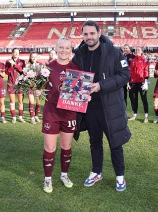 20 12 2025 Soccer Season 2025 2026 1 Womens Soccer Bundesliga 14 Matchday 1 FC Nürnberg FCN Club 1 FC Union Berlin Sportfoto Zink DaMa xdaxmax Aleigh Gambone 16, 1 FC Nürnberg FCN is bid farewell by Osman Cankaya Sporting Director 1 FC Nürnberg FCN and Team Team before the start of the match