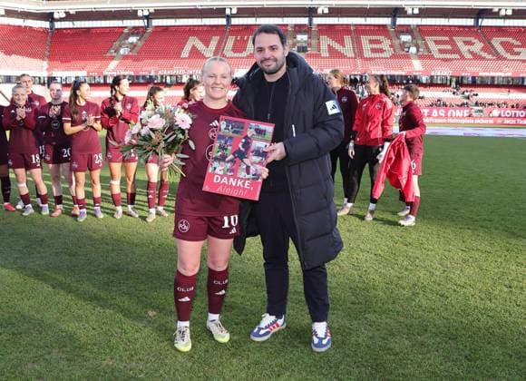 20 12 2025 Soccer Season 2025 2026 1 Womens Soccer Bundesliga 14 Matchday 1 FC Nürnberg FCN Club 1 FC Union Berlin Sportfoto Zink DaMa xdaxmax Aleigh Gambone 16, 1 FC Nürnberg FCN is bid farewell by Osman Cankaya Sporting Director 1 FC Nürnberg FCN and Team Team before the start of the match