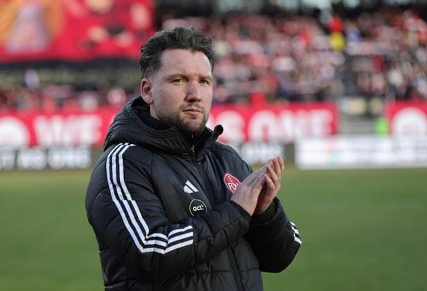 20 12 2025 Soccer Season 2025 2026 1 Womens Soccer Bundesliga 14 Matchday 1 FC Nuremberg FCN Club 1 FC Union Berlin Sportfoto Zink DaMa xdaxmax Thomas Oostendorp Coach 1 FC Nuremberg FCN applauds clapping his hands