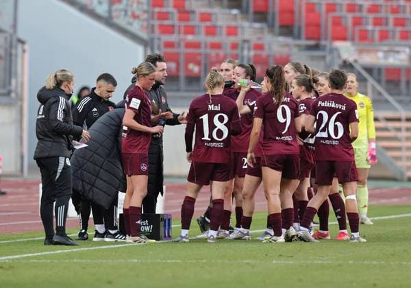 20 12 2025 Soccer Season 2025 2026 1 Womens Soccer Bundesliga 14 Matchday 1 FC Nuremberg FCN Club 1 FC Union Berlin Sportfoto Zink DaMa xdaxmax Thomas Oostendorp Coach 1 FC Nuremberg FCN gives instructions to team Team