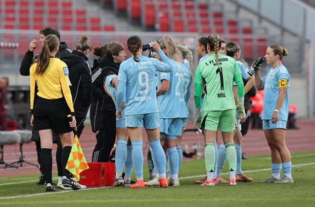 20 12 2025 Soccer Season 2025 2026 1 Womens Soccer Bundesliga 14 Matchday 1 FC Nuremberg FCN Club 1 FC Union Berlin Sportfoto Zink DaMa xdaxmax Ailien Poese Tainerin 1 FC Union Berlin gives instructions to Mannschaft Team
