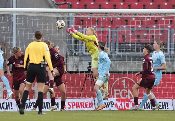 20 12 2025 Soccer Season 2025 2026 1 Womens Soccer Bundesliga 14 Matchday 1 FC Nuremberg FCN Club 1 FC Union Berlin Sportfoto Zink DaMa xdaxmax Larissa Rusek 21, 1 FC Nuremberg FCN fists ball away