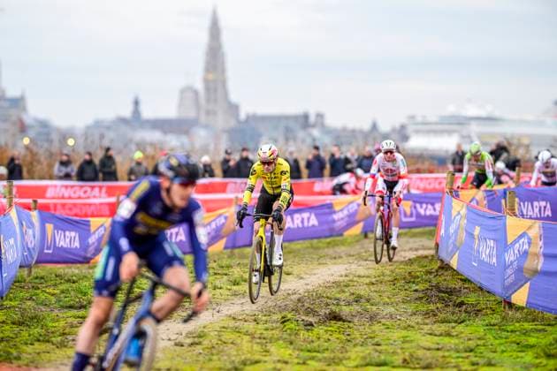 UCI Cyclocross World Cup 2025-2026 Antwerpen ANTWERPEN, BELGIUM - DECEMBER 20 : Van Aert Wout of Team Visma Lease a Bike in action during the 5th leg of the Antwerpen UCI Cyclocross World Cup 2025-2026 a cyclocross race for Men Women on December 20, 2025 in Antwerpen, Belgium, 20 12 2025 ( Antwerpen Belgium  Copyright: xPeterxDexVoechtx