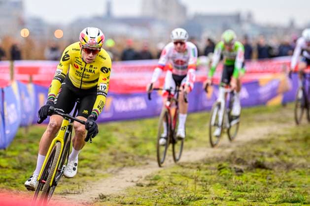 UCI Cyclocross World Cup 2025-2026 Antwerpen ANTWERPEN, BELGIUM - DECEMBER 20 : Van Aert Wout of Team Visma Lease a Bike in action during the 5th leg of the Antwerpen UCI Cyclocross World Cup 2025-2026 a cyclocross race for Men Women on December 20, 2025 in Antwerpen, Belgium, 20 12 2025 ( Antwerpen Belgium  Copyright: xPeterxDexVoechtx