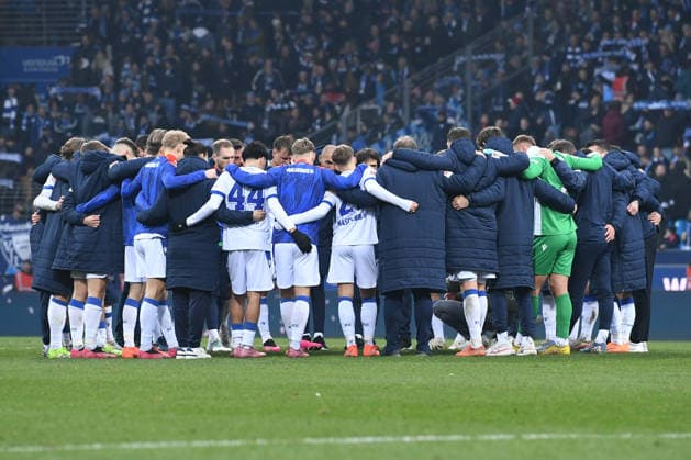 Soccer 2 Bundesliga 17 Matchday VfL Bochum Karlsruher SC on 20 12 2025 at the Vonovia Ruhrstadion in Bochum Player circle Team Karlsruher SC swears in after the match DFL regulations prohibit any use of photographs as image sequences and or quasi video xRx