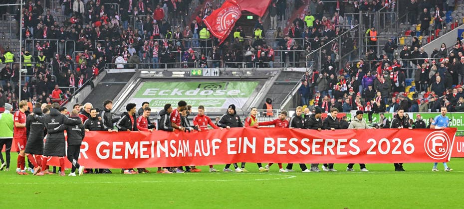 20 12 2025 Soccer season 2025 2026 2 Soccer Bundesliga 17 Matchday Fortuna Düsseldorf F95 SpVgg Greuther Fürth Kleeblatt Sportfoto Zink MeZi xmexzix DFL regulations prohibit any use of photographs as image sequences and or quasi video only for editorial use Florian Kastenmeier 33, Fortuna Düsseldorf F95, right and co with banner for fans Fanblock after end of match