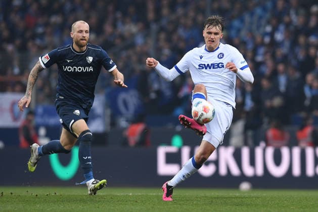 Soccer 2 Bundesliga 17 Matchday VfL Bochum Karlsruher SC on 20 12 2025 at Vonovia Ruhrstadion in Bochum Philipp Hofmann Bochum , left Paul Scholl Karlsruhe , right DFL regulations prohibit any use of photographs as image sequences and or quasi video xRx