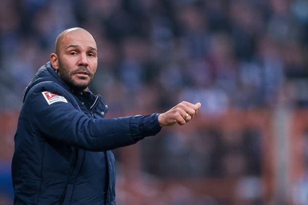 20 12 2025, Football, Season 2025 2026, 2 Bundesliga, 17 Matchday, VfL Bochum 1848 Karlsruher SC, Co Coach Daniel Gordon Karlsruher SC gives instructions, Bochum Vonovia Ruhrstadion NRW Germany xRHR PHOTO DEx Copyright: DennisxEwert RHR-FOTOx RHR-FOTO DE