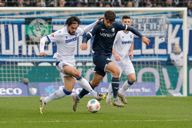 20 12 2025, xgrfx, Soccer 2 Bundesliga, VfL Bochum Karlsruher SC v l Roko Simic Karlsruher SC , Cajetan Lenz VfL Bochum DFL DFB REGULATIONS PROHIBIT ANY USE OF PHOTOGRAPHS as IMAGE SEQUENCES and or QUASI VIDEO Bochum