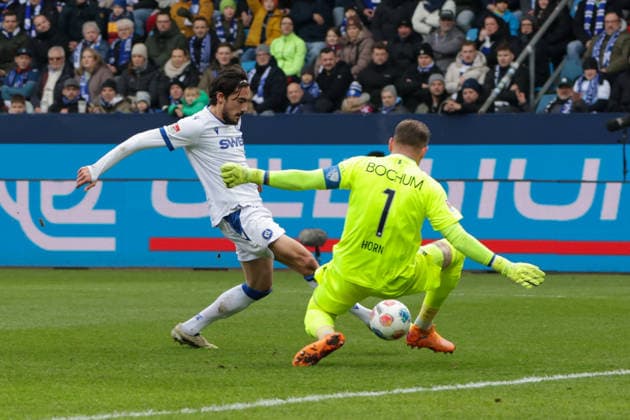 20 12 2025, xgrfx, Soccer 2 Bundesliga, VfL Bochum Karlsruher SC v l Roko Simic Karlsruher SC , Timo Horn VfL Bochum DFL DFB REGULATIONS PROHIBIT ANY USE OF PHOTOGRAPHS as IMAGE SEQUENCES and or QUASI VIDEO Bochum