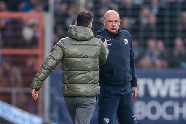 20 12 2025, Football, Season 2025 2026, 2 Bundesliga, Matchday 17, VfL Bochum 1848 Karlsruher SC, f l Head coach Christian Eichner Karlsruher SC high-fives with coach Uwe Rösler VfL Bochum 1848, Bochum Vonovia Ruhrstadion NRW Germany xRHR PHOTO DEx Copyright: DennisxEwert RHR-FOTOx RHR-FOTO DE