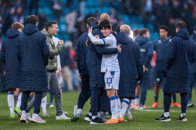 20 12 2025, Football, Season 2025 2026, 2 Bundesliga, Matchday 17, VfL Bochum 1848 Karlsruher SC, f l Co Coach Daniel Gordon Karlsruher SC hugs Shio Fukuda Karlsruher SC , Bochum Vonovia Ruhrstadion NRW Germany xRHR PHOTO DEx Copyright: DennisxEwert RHR-FOTOx RHR-FOTO DE