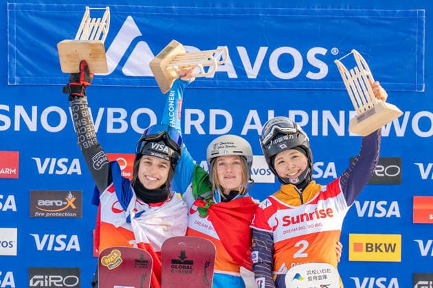 SNOWBOARD - FIS WC Davos DAVOS,SWITZERLAND,20.DEC.25 - SNOWBOARD - FIS World Cup, parallel slalom, ladies, men. Image shows the rejoicing of Zuzana Maderova (CZE), Elisa Caffont (ITA) and Tsubaki Miki (JPN).  GEPAxpictures xWolfgangxKofler