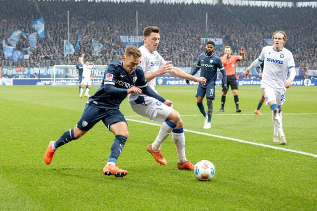 20 12 2025, xgrfx, Soccer 2 Bundesliga, VfL Bochum Karlsruher SC v l Felix Passlack VfL Bochum , Nicolai Rapp Karlsruher SC DFL DFB REGULATIONS PROHIBIT ANY USE OF PHOTOGRAPHS as IMAGE SEQUENCES and or QUASI VIDEO Bochum