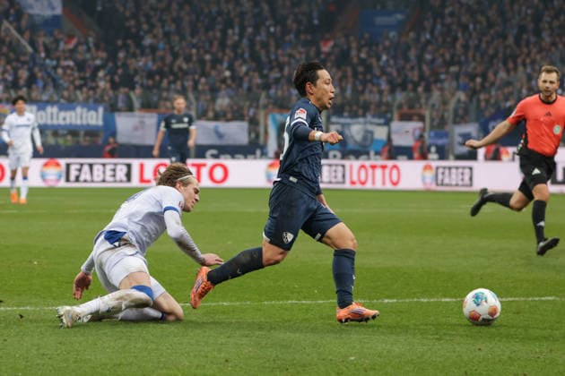 20 12 2025, xgrfx, Soccer 2 Bundesliga, VfL Bochum Karlsruher SC v l David Herold Karlsruher SC , Koji Miyoshi VfL Bochum DFL DFB REGULATIONS PROHIBIT ANY USE OF PHOTOGRAPHS as IMAGE SEQUENCES and or QUASI VIDEO Bochum
