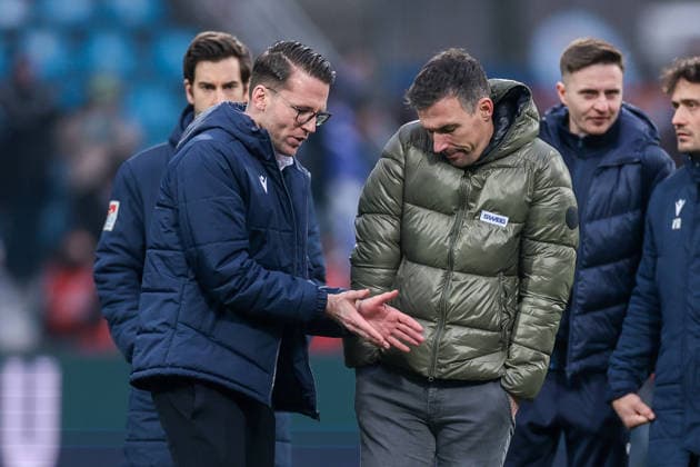 20 12 2025, Football, Season 2025 2026, 2 Bundesliga, 17 Matchday, VfL Bochum 1848 Karlsruher SC, f l Director Professional Football Timon Pauls Karlsruher SC discusses with Head Coach Christian Eichner Karlsruher SC , Bochum Vonovia Ruhrstadion NRW Germany xRHR PHOTO DEx Copyright: DennisxEwert RHR-FOTOx RHR-FOTO DE