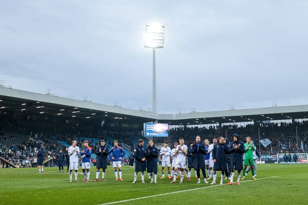 20 12 2025, Football, Season 2025 2026, 2 Bundesliga, Matchday 17, VfL Bochum 1848 Karlsruher SC, The KSC players thank the fans who traveled with them, Bochum Vonovia Ruhrstadion NRW Germany xRHR PHOTO DEx Copyright: DennisxEwert RHR-FOTOx RHR-FOTO DE
