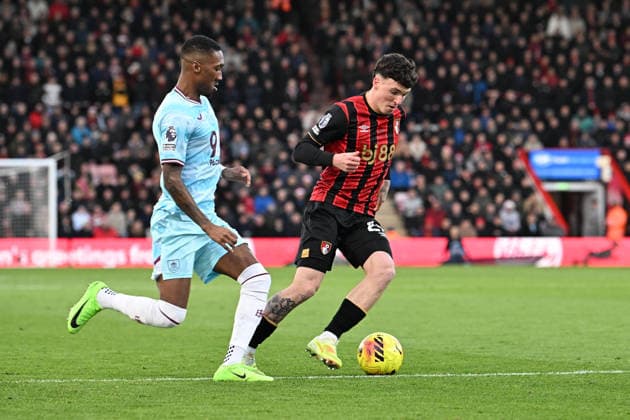 Bournemouth v Burnley, Premier League Alex Jimenez (20) of AFC Bournemouth on the attack battles for possession with Jaidon Anthony (11) of Burnley during the Premier League match between Bournemouth and Burnley at the Vitality Stadium, Bournemouth, UK on 20 December 2025. Bournemouth Vitality Stadium Dorset UK Editorial use only DataCo restrictions apply See www.football-dataco.com , Copyright: xGrahamxHuntx PSI-23457-0052
