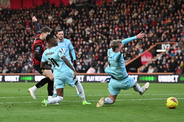 Bournemouth v Burnley, Premier League David Brooks (7) of AFC Bournemouth shoots at goal and misses the target during the Premier League match between Bournemouth and Burnley at the Vitality Stadium, Bournemouth, UK on 20 December 2025. Bournemouth Vitality Stadium Dorset UK Editorial use only DataCo restrictions apply See www.football-dataco.com , Copyright: xGrahamxHuntx PSI-23457-0054