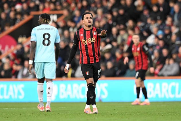 Bournemouth v Burnley, Premier League Justin Kluivert (19) of AFC Bournemouth gestures during the Premier League match between Bournemouth and Burnley at the Vitality Stadium, Bournemouth, UK on 20 December 2025. Bournemouth Vitality Stadium Dorset UK Editorial use only DataCo restrictions apply See www.football-dataco.com , Copyright: xGrahamxHuntx PSI-23457-0061