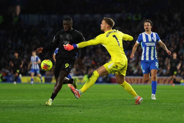 Football - 2025 2026 Premier League - Brighton & Hove Albion vs Sunderland - The Amex - Saturday 20th December 2025 Brian Brobbey of Sunderland gets to the ball ahead of Bart Verbruggen of Brighton during the Premier League match at the Amex Stadium COLORSPORT Shaun Boggust 