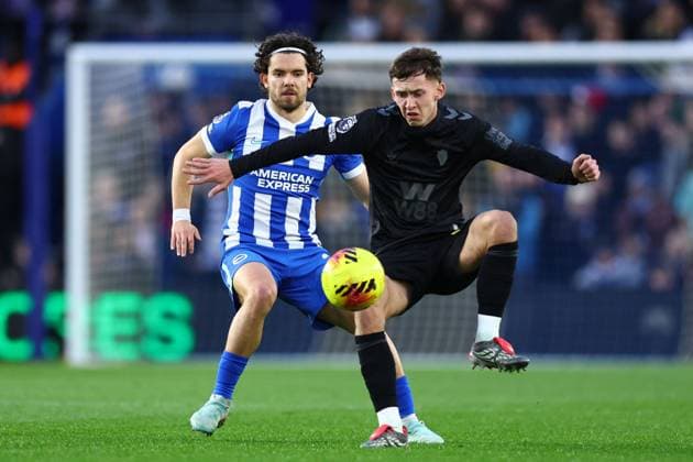 Chris Rigg of Sunderland under pressure from Ferdi Kadioglu of Brighton & Hove Albion Brighton and Hove Albion v Sunderland, Premier League, Football, American Express Community Stadium, Brighton, UK - 20 Dec 2025Brighton American Express Community Stadi United Kingdom EDITORIAL USE ONLY No use with unauthorised audio, video, data, fixture lists, club league logos or live services. Online in-match use limited to 120 images, no video emulation. No use in betting, games or single club league player publications. Copyright: xSimonxDael Shutterstockx 16148935q