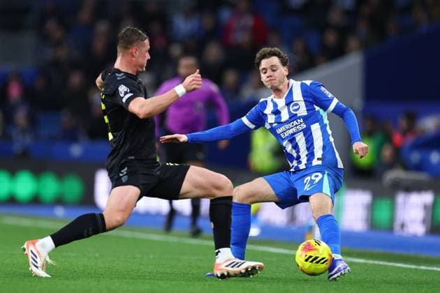 Maxim De Cuyper of Brighton & Hove Albion under pressure from Daniel Ballard of Sunderland Brighton and Hove Albion v Sunderland, Premier League, Football, American Express Community Stadium, Brighton, UK - 20 Dec 2025Brighton American Express Community Stadi United Kingdom EDITORIAL USE ONLY No use with unauthorised audio, video, data, fixture lists, club league logos or live services. Online in-match use limited to 120 images, no video emulation. No use in betting, games or single club league player publications. Copyright: xSimonxDael Shutterstockx 16148935r