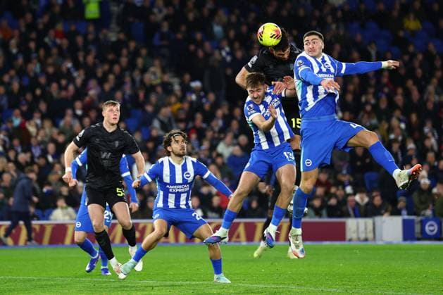 Omar Alderete of Sunderland with a header on goal Brighton and Hove Albion v Sunderland, Premier League, Football, American Express Community Stadium, Brighton, UK - 20 Dec 2025Brighton American Express Community Stadi United Kingdom EDITORIAL USE ONLY No use with unauthorised audio, video, data, fixture lists, club league logos or live services. Online in-match use limited to 120 images, no video emulation. No use in betting, games or single club league player publications. Copyright: xSimonxDael Shutterstockx 16148935aa