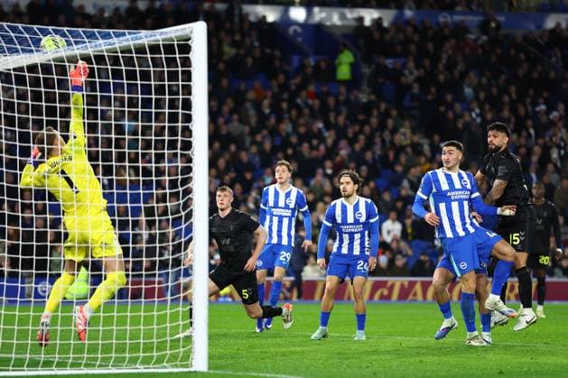 Omar Alderete of Sunderland with a header on goal saved by Bart Verbruggen of Brighton & Hove Albion Brighton and Hove Albion v Sunderland, Premier League, Football, American Express Community Stadium, Brighton, UK - 20 Dec 2025Brighton American Express Community Stadi United Kingdom EDITORIAL USE ONLY No use with unauthorised audio, video, data, fixture lists, club league logos or live services. Online in-match use limited to 120 images, no video emulation. No use in betting, games or single club league player publications. Copyright: xSimonxDael Shutterstockx 16148935z