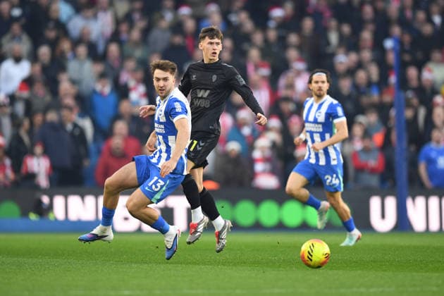 Brighton and Hove Albion v Sunderland, Premier League Jack Hinshelwood Midfielder of Brighton and Hove Albion and Chris Rigg Midfielder of Sunderland in action during the Premier League match between Brighton and Hove Albion and Sunderland at the American Express Stadium, Brighton and Hove, England on 20 December 2025. Brighton and Hove American Express Stadium East Sussex UK Editorial use only DataCo restrictions apply See www.football-dataco.com , Copyright: xJeffxMoodx PSI-23454-0016