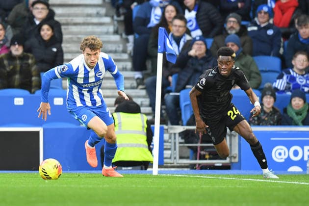 Brighton and Hove Albion v Sunderland, Premier League Matts Wieffer Midfielder of Brighton and Hove Albion controls the ball under pressure from Simon Adingra Forward of Sunderland during the Premier League match between Brighton and Hove Albion and Sunderland at the American Express Stadium, Brighton and Hove, England on 20 December 2025. Brighton and Hove American Express Stadium East Sussex UK Editorial use only DataCo restrictions apply See www.football-dataco.com , Copyright: xJeffxMoodx PSI-23454-0018