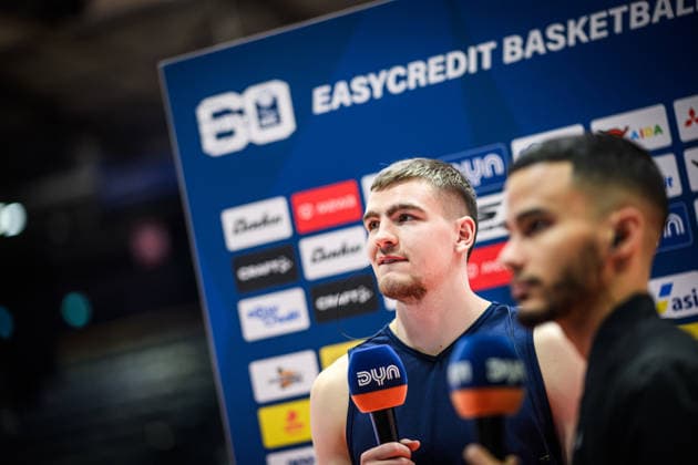 easycredit BBL Basketball Bundesliga 2025 2026 11 Matchday 20 12 2025 Science City Jena vs BMA365 Bamberg Baskets Lorenz Bank Jena in an interview at the DYN before the game Bank had extended his contract in Jena by 2 years before the game Lino Atmowihardjo right Sparkassen Arena