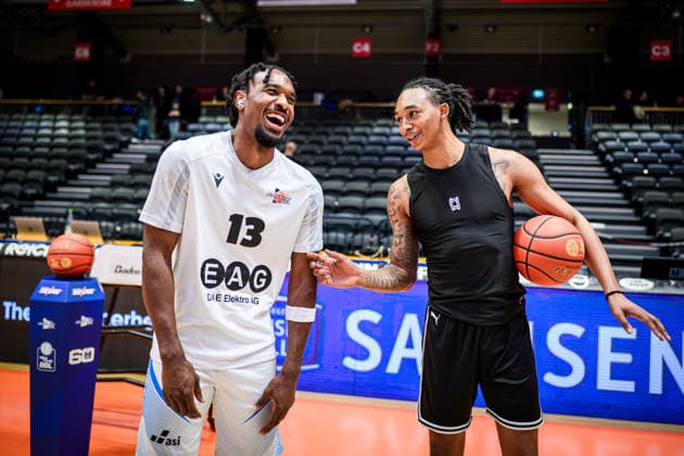 easycredit BBL Basketball Bundesliga 2025 2026 11 Matchday 20 12 2025 Science City Jena vs BMA365 Bamberg Baskets v li in exchange before the game Keith Braxton Jena and Austin Crowley Bamberg Sparkassen Arena
