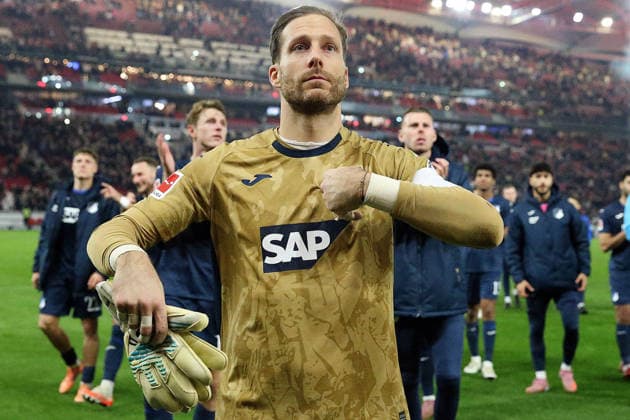 20 12 2025, xrekx, Fussball 1 Bundesliga, VfB Stuttgart TSG Hoffenheim v l TSG Hoffenheim bedankt bedanken sich bei den Fans, the player thanks the fans for their support Weihnachtsmuetzen von den Fans Oliver Baumann TSG 1899 Hoffenheim DFL DFB REGULATIONS PROHIBIT ANY USE OF PHOTOGRAPHS as IMAGE SEQUENCES and or QUASI VIDEO Stuttgart