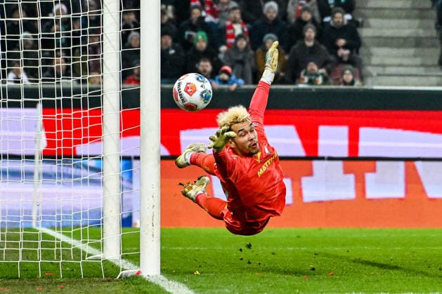 GER, 1. FBL, FC Augsburg vs SV Werder Bremen 20.12.2025, WWK-Arena, Augsburg, GER, 1. FBL, FC Augsburg vs SV Werder Bremen, im Bild Mio Backhaus (Werder Bremen, 30) mit Glueck, Pfostentreffer *** GER, 1 FBL, FC Augsburg vs SV Werder Bremen 20 12 2025, WWK Arena, Augsburg, GER, 1 FBL, FC Augsburg vs SV Werder Bremen, in the picture Mio Backhaus Werder Bremen, 30 with luck, post goal nordphotoxGmbHx xHafner nph00200