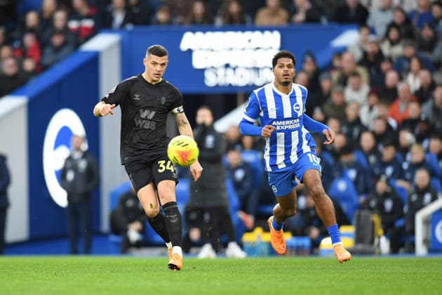 Brighton and Hove Albion v Sunderland, Premier League Granit Xhaka Midfielder of Sunderland plays the ball under pressure from Georginio Rutter Forward of Brighton and Hove Albion during the Premier League match between Brighton and Hove Albion and Sunderland at the American Express Stadium, Brighton and Hove, England on 20 December 2025. Brighton and Hove American Express Stadium East Sussex UK Editorial use only DataCo restrictions apply See www.football-dataco.com , Copyright: xJeffxMoodx PSI-23454-0021
