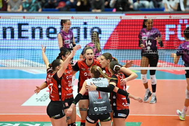 The Dresdner SC team around Mette Pfeffer Dresdner SC, 12 cheers Dresdner SC vs Schwarz Weiß Erfurt, 1 Volleyball Bundesliga Damen, Spielzeit 2025 2026, 20 12 2025 Dresdner SC vs Schwarz Weiß Erfurt, 1 Volleyball Bundesliga Damen, Spielzeit 2025 2026, 20 12 2025 Dresden Copyright: xEibner-Pressefoto xHoepnerx EP_PHR
