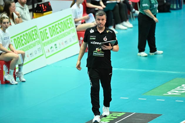Alexander Waibl Head Coach Dresdner SC Dresdner SC vs Schwarz Weiß Erfurt, 1 Volleyball Bundesliga Women, Season 2025 2026, 20 12 2025 Dresdner SC vs Schwarz Weiß Erfurt, 1 Volleyball Bundesliga Women, Season 2025 2026, 20 12 2025 Dresden Copyright: xEibner-Pressefoto xHoepnerx EP_PHR