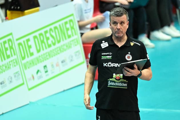 Alexander Waibl Head Coach Dresdner SC Dresdner SC vs Schwarz Weiß Erfurt, 1 Volleyball Bundesliga Women, Season 2025 2026, 20 12 2025 Dresdner SC vs Schwarz Weiß Erfurt, 1 Volleyball Bundesliga Women, Season 2025 2026, 20 12 2025 Dresden Copyright: xEibner-Pressefoto xHoepnerx EP_PHR