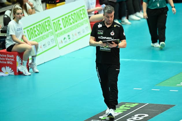 Alexander Waibl Head Coach Dresdner SC Dresdner SC vs Schwarz Weiß Erfurt, 1 Volleyball Bundesliga Women, Season 2025 2026, 20 12 2025 Dresdner SC vs Schwarz Weiß Erfurt, 1 Volleyball Bundesliga Women, Season 2025 2026, 20 12 2025 Dresden Copyright: xEibner-Pressefoto xHoepnerx EP_PHR