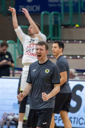 Nils Scheller BBC Bayreuth, Assistant Coach , in the background warming up Willem Brandwijk BBC Bayreuth, 39 new signing and Lukas Hofer BBC Bayreuth, Assistant Coach GER, BBC Bayreuth vs Tigers Tuebingen, Basketball, BARMER 2 Bundesliga Bundesliga, Pro A, Season 2025 2026, 13 Matchday, 20 12 2025 GER, BBC Bayreuth vs Tigers Tuebingen, Basketball, BARMER 2 Bundesliga Bundesliga, Pro A, Season 2025 2026, 13 Matchday, 20 12 2025 Bayreuth Copyright: xEibner-Pressefoto ArdanxFuessmanx EP_AFN