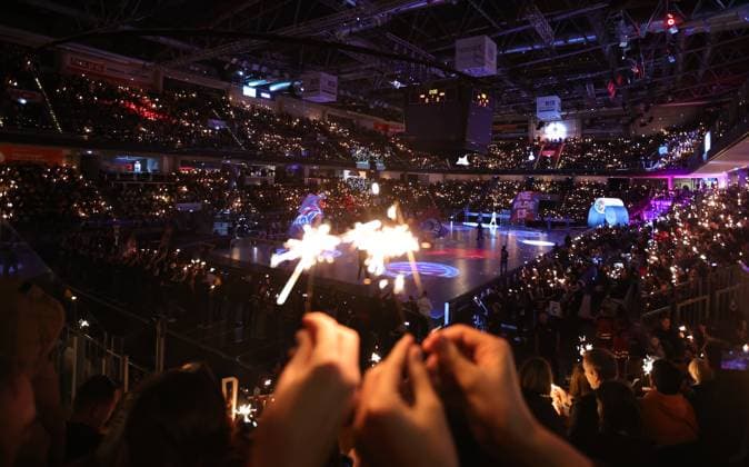 20 12 2025 Handball 1 Bundesliga DAIKIN HBL Season 2025 2026 18 Matchday HC Erlangen Metropolregion Nuremberg HCE MT Melsungen DaMa xdaxmax Symbol image Symbol photo Feature Impression Choreography before the start of the match with sparklers