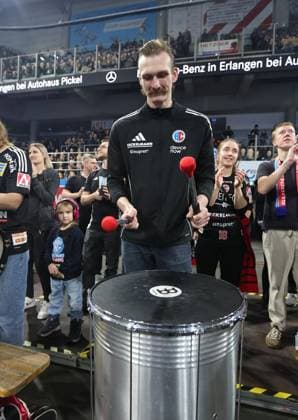 20 12 2025 Handball 1 Bundesliga DAIKIN HBL Season 2025 2026 18 Matchday HC Erlangen Metropolitan Region Nuremberg HCE MT Melsungen DaMa xdaxmax Antonio Metzner 27, HC Erlangen HCE on drum beating cheers on team Team