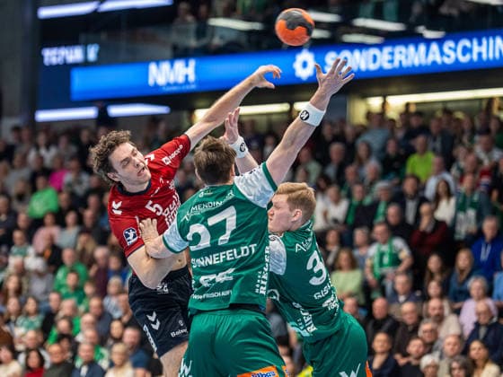 Niclas Kirkeloekke SG Flensburg Handewitt, 05 throws from the back, Frisch Auf Goeppingen vs SG Flensburg Handewitt, Handball, 1 Bundesliga, Men, Season 2025 2026, 20 12 2025, Frisch Auf Goeppingen vs SG Flensburg Handewitt, Handball, 1 Bundesliga, Men, Season 2025 2026, 20 12 2025 Goeppingen Copyright: xEibner-Pressefoto MichaelxSchmidx EP_MST