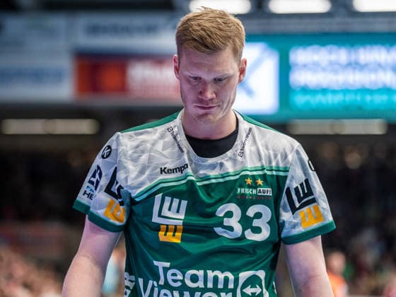 Ymir Oern Gislason Frisch Auf Goeppingen, 33 has to leave the field after 2 minutes, after a red card, Frisch Auf Goeppingen vs SG Flensburg Handewitt, Handball, 1 Bundesliga, Men, Season 2025 2026, 20 12 2025, Frisch Auf Goeppingen vs SG Flensburg Handewitt, Handball, 1 Bundesliga, Men, Season 2025 2026, 20 12 2025 Goeppingen Copyright: xEibner-Pressefoto MichaelxSchmidx EP_MST