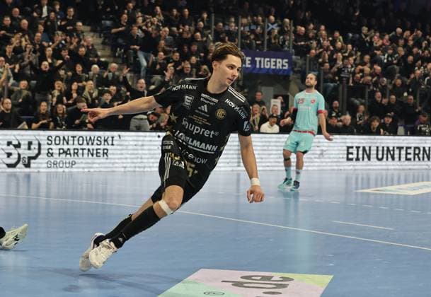 20 12 2025 Handball 1 Bundesliga DAIKIN HBL Season 2025 2026 18 Matchday HC Erlangen Metropolitan Region Nuremberg HCE MT Melsungen DaMa xdaxmax cheers joy Tim Gömmel Goemmel 95, HC Erlangen HCE cheers rejoices joy clenches fists fists