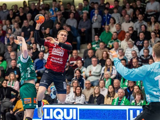 Simon Pytlick SG Flensburg Handewitt, 02 prevails against David Schmidt Frisch Auf Goeppingen, 77, Frisch Auf Goeppingen vs SG Flensburg Handewitt, Handball, 1 Bundesliga, Men, Season 2025 2026, 20 12 2025, Frisch Auf Goeppingen vs SG Flensburg Handewitt, Handball, 1 Bundesliga, Men, Season 2025 2026, 20 12 2025 Goeppingen Copyright: xEibner-Pressefoto MichaelxSchmidx EP_MST