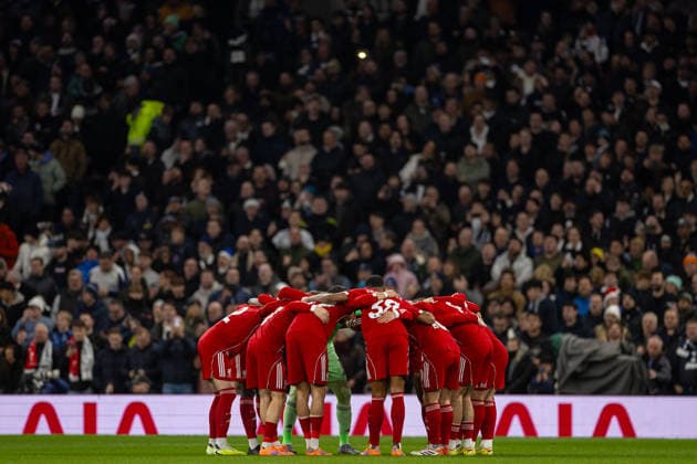 Football - FA Premier League - Tottenham Hotspur FC v Liverpool FC LONDON, ENGLAND - Saturday, December 20, 2025: Liverpool s players form a pre-match huddle before the FA Premier League match between Tottenham Hotspur FC and Liverpool FC at the Tottenham Hotspur Stadium. (Photo by David Rawcliffe Propaganda) LONDON Tottenham Hotspur Stadium GREATER LONDON ENGLAND  Copyright: xDavidxRawcliffex P2025-12-20-Tottenham_Liverpool-28