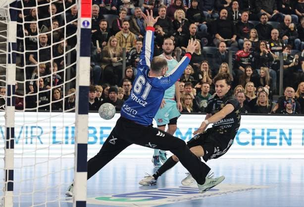 20 12 2025 Handball 1 Bundesliga DAIKIN HBL Season 2025 2026 18 Matchday HC Erlangen Metropolregion Nürnberg HCE MT Melsungen DaMa xdaxmax Laszlo Bartucz 61, MT Melsungen Tim Gömmel Goemmel 95, HC Erlangen HCE